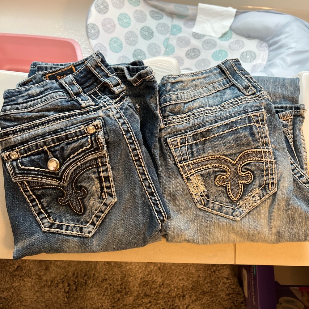All size 25. 4 Bke bootcut. 1 Bke skinny. 1 day trip. 2 rock revival bootcut.